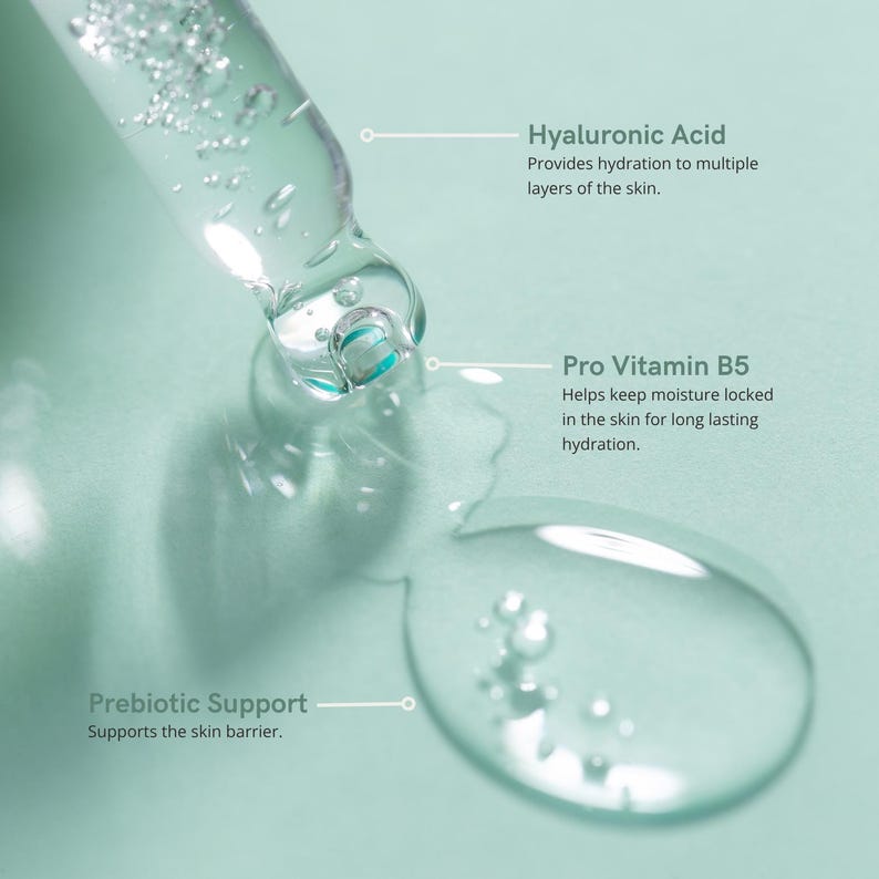 Puede incluir: Primer plano de un suero transparente que se dispensa de un cuentagotas. El suero contiene &aacute;cido hialur&oacute;nico, provitamina B5 y soporte prebi&oacute;tico. El texto de la imagen indica que el suero proporciona hidrataci&oacute;n y apoya la barrera cut&aacute;nea.