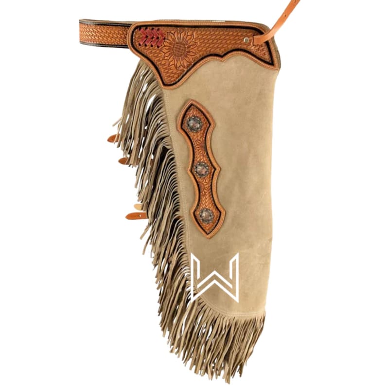 Op de afbeelding: Tan lederen chaps met franjes, met een gegraveerd bloemenpatroon en zilveren conchos. De chaps hebben een riemlus en een band om de pasvorm aan te passen.
