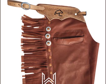 Roodbruine leren westernchaps: op maat gemaakte cowboyuitrusting