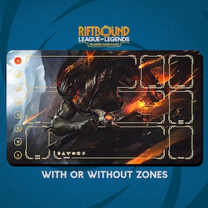 Op de afbeelding: Een zwart en gouden Riftbound League of Legends trading card game speelmat. De mat heeft een gedetailleerde illustratie van een personage met vurige elementen en aangewezen zones voor gameplay. De tekst onderaan luidt "MET OF ZONDER ZONES".