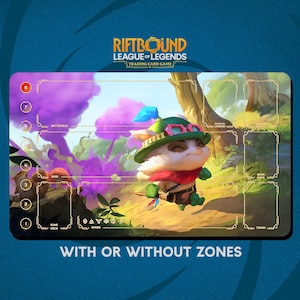 Puede incluir: Una alfombrilla de juego del juego de cartas coleccionables League of Legends con un personaje de dibujos animados sonriente con un sombrero verde y una bufanda roja. La alfombrilla tiene zonas para cartas y el texto "WITH OR WITHOUT ZONES".