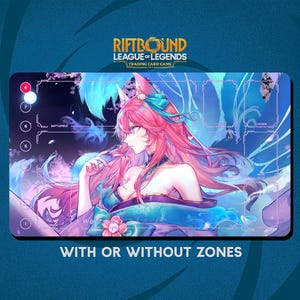 Op de afbeelding: Een rechthoekige speelmat voor het League of Legends trading card game. De mat heeft een levendige anime-stijl illustratie van een personage met roze haar en een blauwe en blauwgroene outfit. De tekst "RIFTBOUND LEAGUE OF LEGENDS TRADING CARD GAME" staat bovenaan.