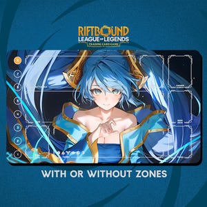 Könnte beinhalten: Rechteckige Spielmatte für Sammelkartenspiele mit einem blauhaarigen Anime-Charakter. Die Matte hat Zonen für das Gameplay und der Text "RIFTBOUND LEAGUE OF LEGENDS TRADING CARD GAME" wird oben angezeigt. Der Text "WITH OR WITHOUT ZONES" steht unten.