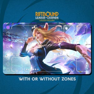 Può includere: Un tappetino da gioco rettangolare per il "Riftbound League of Legends Trading Card Game". Il tappetino presenta una vivace illustrazione di un personaggio femminile con orecchie da volpe. Il tappetino ha zone per il gioco e il testo "WITH OR WITHOUT ZONES."