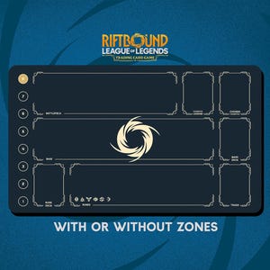 Op de afbeelding: Een donkerblauwe Riftbound League of Legends trading card game playmat. De mat heeft zones voor kaarten, een centraal logo en de tekst "WITH OR WITHOUT ZONES". De bovenkant van de mat heeft het logo van het spel.