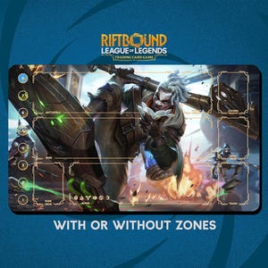 Puede incluir: Una alfombrilla de juego Riftbound League of Legends para juegos de cartas coleccionables. La alfombrilla presenta una ilustración detallada de un personaje sosteniendo un arma. La alfombrilla tiene zonas para cartas, incluyendo un campo de batalla, una base y un mazo de runas. El texto "WITH OR WITHOUT ZONES" está en la parte inferior.