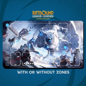 Op de afbeelding: Een rechthoekige speelmat voor een ruilkaartspel met een witte beer met blauwe accenten en andere personages. De mat heeft zones die zijn gelabeld voor gameplay en de tekst "RIFTBOUND LEAGUE OF LEGENDS TRADING CARD GAME" en "WITH OR WITHOUT ZONES".