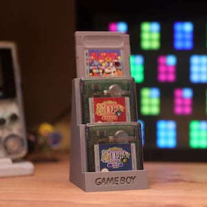 Stojak/uchwyt ekspozycyjny na Game Boy Cartridge Tall - mieści 3 gry, kompatybilny z różnymi kartridżami