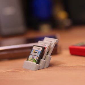 ニンテンドー DS カートリッジ ディスプレイ スタンド/ディスプレイ ホルダー - 3 つのゲームを収納可能、すべての DS ゲームに対応