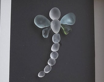 Image unique en verre de mer « Libellule » faite à la main dans un cadre de boîte gris