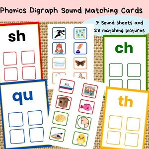 Peut inclure: Sept cartes colorées avec différents digrammes, tels que "sh", "ch", "qu" et "th". Chaque carte comporte quatre cases vides pour faire correspondre les images. Le texte "7 Sound sheets and 28 matching pictures" est en haut de l'image.