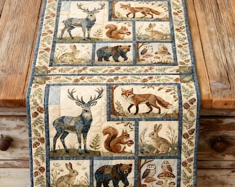 Camino de mesa acolchado de estilo rústico: decoración de cabaña con diseño de ciervo, oso, zorro y bosque.