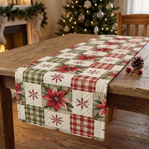 Könnte beinhalten: Ein gesteppter Tischläufer mit einem Patchwork-Muster aus roten Weihnachtssternen, grün-weißen Karos und rot-weißen Karos, verziert mit kleinen weißen Schneeflockenmotiven auf einem cremefarbenen Hintergrund.