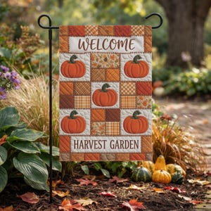 Peut inclure: Un drapeau de jardin rectangulaire avec un motif patchwork de carrés orange, marron et beige illustrés de citrouilles. Le texte WELCOME est imprimé en haut et HARVEST GARDEN en bas dans une police serif marron foncé.