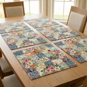 Mantel individual con estampado floral azul de patchwork: decoración rústica para mesa de cocina