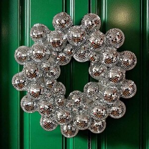 Corona navideña con espejo de discoteca: decoración navideña hecha a mano para paredes y puertas