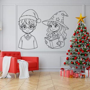 以下が含まれることがあります： サンタ帽とメガネをかけたキャラクターと、魔女の帽子をかぶって本を持っているキャラクターの、白黒の線画。赤いオーナメントと金の星で飾られたクリスマスツリーが背景にあり、プレゼントが包まれています。