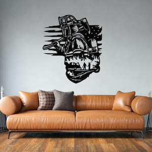 Puede incluir: Arte de pared de metal negro que representa a un bombero con un hacha y una manguera, de pie frente a una bandera estadounidense. El bombero lleva un casco y tiene una expresión decidida en su rostro.