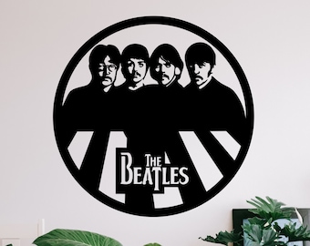 Peut inclure: Décoration murale en silhouette noire et blanche représentant les membres du groupe The Beatles avec les mots "The Beatles" et un motif de passage pour piétons.
