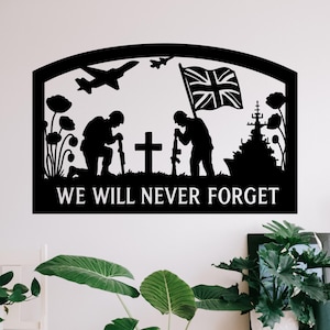Puede incluir: Arte mural de metal negro con siluetas de soldados, una cruz, un buque de guerra y la bandera británica. El texto "WE WILL NEVER FORGET" se muestra debajo de la escena, con aviones y amapolas en el fondo.