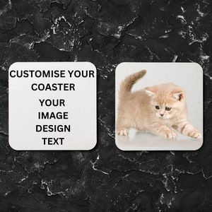 K&ouml;nnte beinhalten: Zwei wei&szlig;e quadratische Untersetzer. Ein Untersetzer hat den Text "CUSTOMISE YOUR COASTER YOUR IMAGE DESIGN TEXT". Der andere Untersetzer hat ein Foto eines hellbraunen K&auml;tzchens.