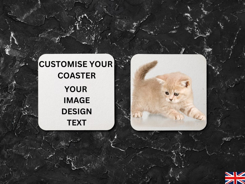 K&ouml;nnte beinhalten: Zwei wei&szlig;e quadratische Untersetzer. Ein Untersetzer hat den Text "CUSTOMISE YOUR COASTER YOUR IMAGE DESIGN TEXT". Der andere Untersetzer hat ein Foto eines hellbraunen K&auml;tzchens.