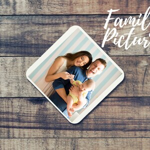 K&ouml;nnte beinhalten: Ein Familienportr&auml;t eines Paares, das sein Baby h&auml;lt. Das Foto ist in einem wei&szlig;en Rahmen mit einem blau-wei&szlig; gestreiften Hintergrund. Der Text "Family Picture" ist in Wei&szlig; &uuml;ber dem Rahmen geschrieben.