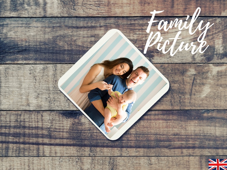 K&ouml;nnte beinhalten: Ein Familienportr&auml;t eines Paares, das sein Baby h&auml;lt. Das Foto ist in einem wei&szlig;en Rahmen mit einem blau-wei&szlig; gestreiften Hintergrund. Der Text "Family Picture" ist in Wei&szlig; &uuml;ber dem Rahmen geschrieben.