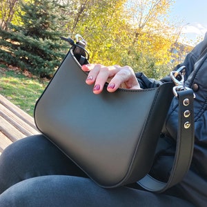 Sac à bandoulière pour femme. Sac à baguette noir. Sac à bandoulière en cuir. Petit sac à main pour femme. petit sac en cuir.  sac à main en cuir noir. Sac à main