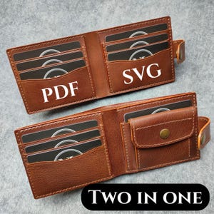 Puede incluir: Dos carteras plegables de cuero marrón con costuras visibles. La cartera superior presenta ranuras para tarjetas con texto blanco que dice PDF y SVG. La cartera inferior incluye un monedero con un botón de presión de latón y cierre lateral.