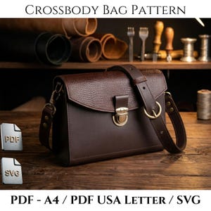 Pode incluir: Uma bolsa tiracolo de couro marrom com aba texturizada, fecho de pressão de latão e alça ajustável. A imagem inclui o texto CROSSBODY BAG PATTERN e PDF - A4 / PDF USA LETTER / SVG.