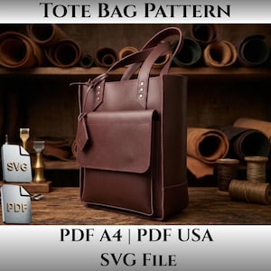 Puede incluir: Un bolso tote de cuero marrón oscuro con un bolsillo frontal, dos asas superiores y remaches metálicos. La imagen incluye el texto TOTE BAG PATTERN, PDF A4, PDF USA y SVG File, junto con dos iconos etiquetados como SVG y PDF para archivos.
