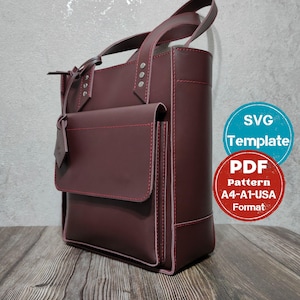 Puede incluir: Un bolso tote de cuero burdeos con un bolsillo frontal y costuras rojas. El bolso tiene un asa superior y una correa desmontable. La imagen incluye texto que dice "SVG Template" y "PDF Pattern A4-A1-USA Format".