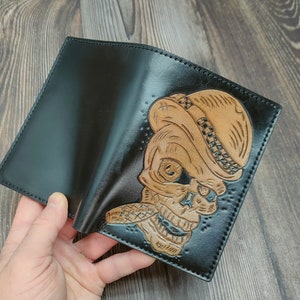 Cartera de hombre con calavera. Cartera para documentos. Cartera de dos hojas. Cartera con relieve. Cartera con grabados en piel. Regalo para hombre. Cartera