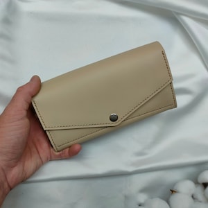 Cartera de piel amplia hecha a mano. Cartera de piel alargada. Cartera de mujer. Cartera de piel beige. Mini clutch de mujer. Cartera de piel hecha a mano.