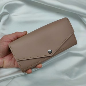 Billetera espaciosa de cuero hecha a mano. Billetera de mujer. Billetera de cuero capuchino. Cartera de mano para mujer. Billetera de cuero hecha a mano. Billetera de cuero para mujer.