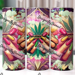 Puede incluir: Un vaso colorido con un diseño de una mano enrollando un porro con una hoja de marihuana y esmalte de uñas rosa, amarillo y verde.