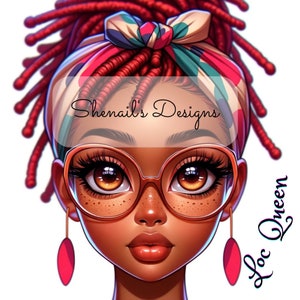 Pu&ograve; includere: Illustrazione digitale di una donna nera con dreadlocks rossi, che indossa un foulard fantasia, occhiali arancioni e orecchini rossi. L'immagine include il testo "Shenail's Designs" e "Loc Queen".