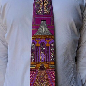 Könnte beinhalten: Eine violette und goldfarbene Krawatte mit einem Design eines Thronsaals mit einem Baldachin und einem gemusterten Teppich.