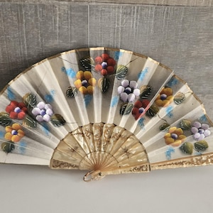 Antique fan from the 1970s, vintage fan. Spanish fan, floral fan, handmade and hand-painted. Hand fan, Valencian craftsmanship.