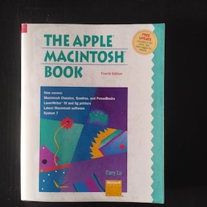 Puede incluir: La portada de un libro titulado "The Apple Macintosh Book, Fourth Edition". La portada del libro presenta un diseño abstracto colorido con un sol amarillo, una flor roja y una cordillera púrpura. La portada del libro también incluye el logotipo de Microsoft Press.