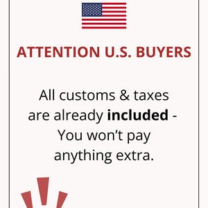 Op de afbeelding: Een wit informatiebord met de vlag van de Verenigde Staten bovenaan, gevolgd door de rode tekst ATTENTION U.S. BUYERS. Daaronder staat in zwarte tekst: All customs & taxes are already included - You won't pay anything extra. Drie rode uitroeptekens verschijnen onderaan.
