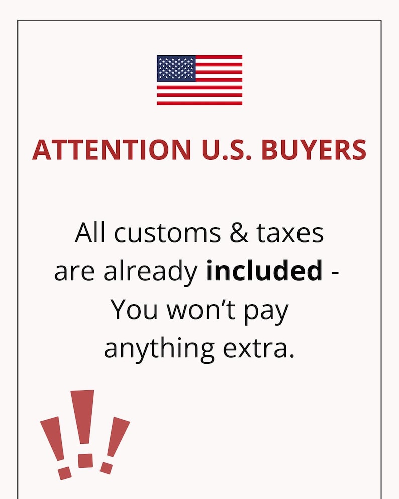 Op de afbeelding: Een wit informatiebord met de vlag van de Verenigde Staten bovenaan, gevolgd door de rode tekst ATTENTION U.S. BUYERS. Daaronder staat in zwarte tekst: All customs & taxes are already included - You won't pay anything extra. Drie rode uitroeptekens verschijnen onderaan.