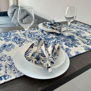 Blauer Tischläufer Toile de Jouy mit Servietten - Handgemachter Tischläufer aus dicker Baumwolle für Hochzeiten
