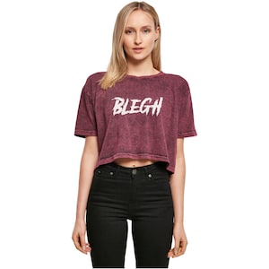 Könnte beinhalten: Ein burgunderfarbenes, bauchfreies T-Shirt mit einem weißen, abgenutzten Aufdruck, der "BLEGH" sagt.