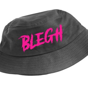 Könnte beinhalten: Ein schwarzer Bucket-Hut mit einem pinkfarbenen "BLEGH"-Motiv.