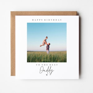Puede incluir: Una tarjeta blanca con una foto de un padre y una hija en un campo. El texto "Happy Birthday" est&aacute; en la parte superior de la tarjeta. El texto "To the best Daddy" est&aacute; en la parte inferior de la tarjeta.