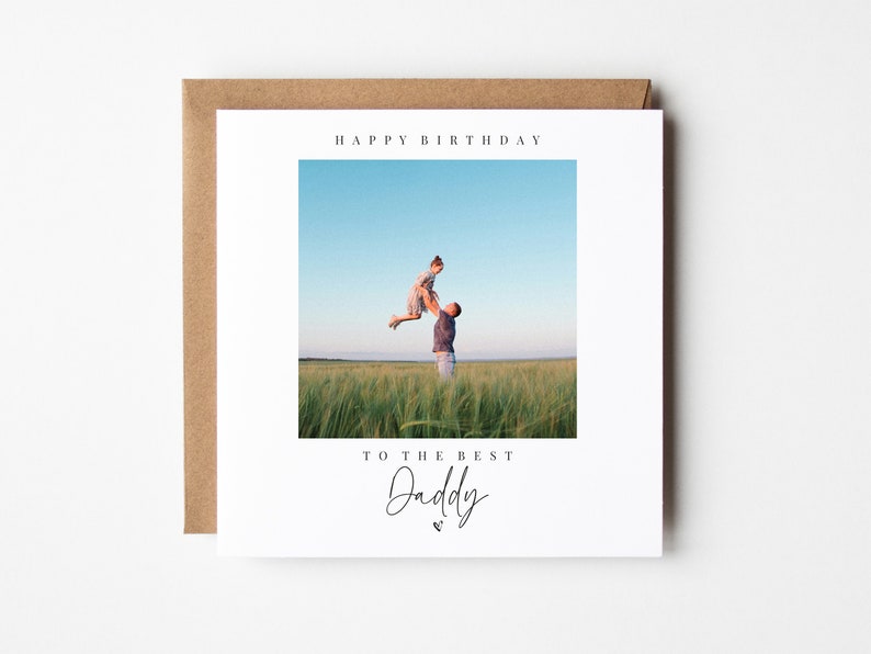 Puede incluir: Una tarjeta blanca con una foto de un padre y una hija en un campo. El texto "Happy Birthday" est&aacute; en la parte superior de la tarjeta. El texto "To the best Daddy" est&aacute; en la parte inferior de la tarjeta.