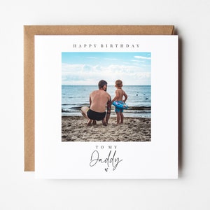 Puede incluir: Una tarjeta blanca con una foto de un padre y un hijo en la playa. La tarjeta dice "Feliz cumplea&ntilde;os" y "A mi pap&aacute;" con un coraz&oacute;n.