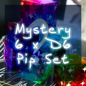 Könnte beinhalten: Ein Set aus sechs D6-Würfeln in einem Mystery-Pip-Set. Die Würfel sind würfelförmig und weisen ein farbenfrohes, schillerndes Design mit einem Sternenmuster auf. Der Text "Mystery 6 x D6 Pip Set" ist auf dem Bild überlagert.
